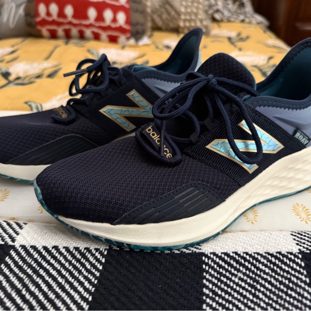 New Balance Roav Dark Blue and Light Blue Athletic Shoes 8.5